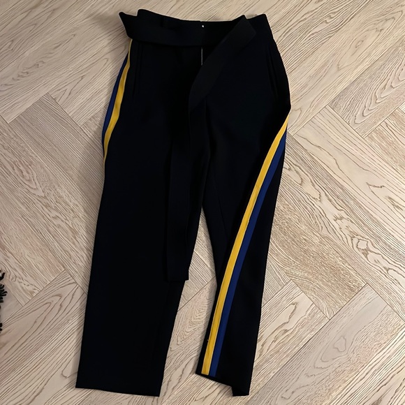 Trouser style pant with belt. Cropped and wide leg. High waist. - Picture 1 of 3